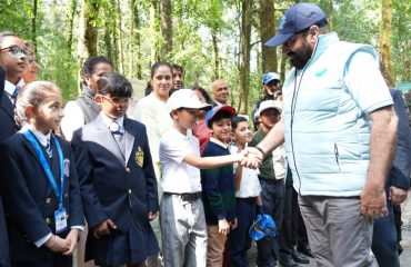 राजभवन गोल्फ क्लब नैनीताल द्वारा आयोजित 20वां ’’गवर्नर्स कप गोल्फ टूर्नामेंट’’ में युवा गोल्फरों से मुलाकात करते हुए राज्यपाल।
