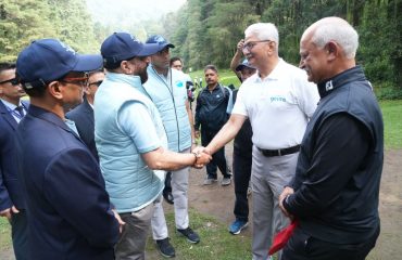 राजभवन गोल्फ क्लब नैनीताल द्वारा आयोजित 20वां ’’गवर्नर्स कप गोल्फ टूर्नामेंट’’ में गोल्फरों से मुलाकात करते हुए राज्यपाल।