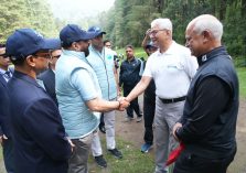 राजभवन गोल्फ क्लब नैनीताल द्वारा आयोजित 20वां ’’गवर्नर्स कप गोल्फ टूर्नामेंट’’ में गोल्फरों से मुलाकात करते हुए राज्यपाल।;?>
