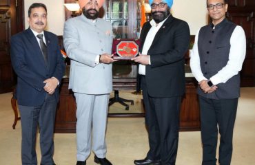 राज्यपाल से शिष्टाचार भेंट करते हुए इंडियन ऑयल कॉर्पाेरेशन लिमिटेड(आईओसीएल) के अध्यक्ष श्री ए. एस. साहनी एवं कार्यकारी निदेशक श्री हेमंत राठौर।