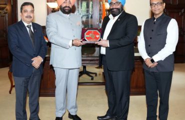 राज्यपाल से शिष्टाचार भेंट करते हुए इंडियन ऑयल कॉर्पाेरेशन लिमिटेड(आईओसीएल) के अध्यक्ष श्री ए. एस. साहनी एवं कार्यकारी निदेशक श्री हेमंत राठौर।