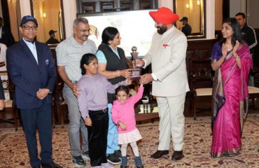 ’’गवर्नर्स कप गोल्फ टूर्नामेंट-2025’’ में विभिन्न वर्गों के विजेता व उपविजेताओं को पुरस्कृत करते हुए राज्यपाल।