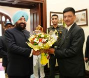 राजभवन नैनीताल में गोवा राज्य का स्थापना दिवस कार्यक्रम में राज्यपाल का स्वागत करते हुए गोवा राज्य के निवासी।;?>