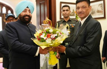 राजभवन नैनीताल में गोवा राज्य का स्थापना दिवस कार्यक्रम में राज्यपाल का स्वागत करते हुए गोवा राज्य के निवासी।