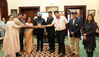 Governor presenting a replica of Shri Badrinath Temple to the residents of Goa State on the occasion of Goa State Foundation Day program at Raj Bhawan Nainital.
