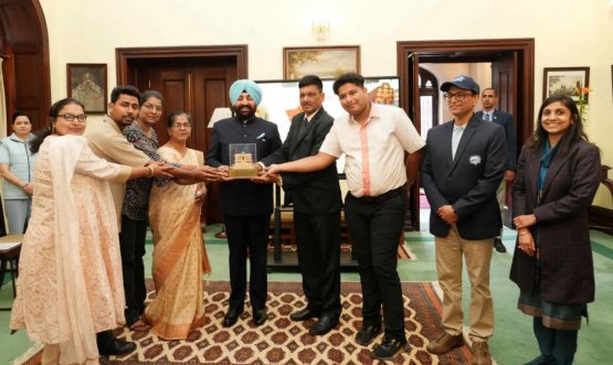 Governor presenting a replica of Shri Badrinath Temple to the residents of Goa State on the occasion of Goa State Foundation Day program at Raj Bhawan Nainital.