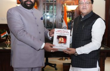 राज्यपाल से शिष्टाचार भेंट करते हुए मेयर हल्द्वानी गजराज सिंह बिष्ट।