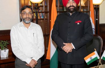 राज्यपाल से शिष्टाचार भेंट करते हुए केंद्रीय शीतजल मात्स्यिकी अनुसंधान संस्थान, भीमताल के निदेशक श्री अमित पाण्डे।