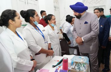 राजभवन नैनीताल में आयोजित एक दिवसीय विशेष चिकित्सा शिविर का निरीक्षण कर चिकित्सकों से स्वास्थ्य परीक्षण की जानकारी प्राप्त करते हुए राज्यपाल।