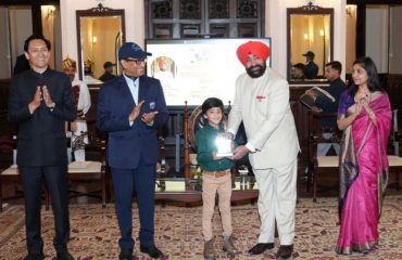 ’’गवर्नर्स कप गोल्फ टूर्नामेंट-2025’’ में विभिन्न वर्गों के विजेता व उपविजेताओं को पुरस्कृत करते हुए राज्यपाल।