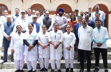 राजभवन नैनीताल में आयोजित एक दिवसीय विशेष चिकित्सा शिविर के अवसर पर चिकित्सकों के साथ राज्यपाल।