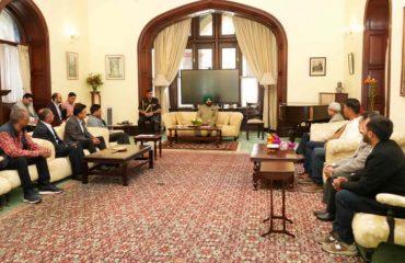 Officials of the Hotel Association, Nainital talking to the Governor.
