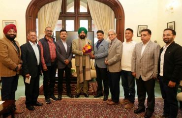 राज्यपाल के साथ होटल एसोसिएशन, नैनीताल के पदाधिकारी।