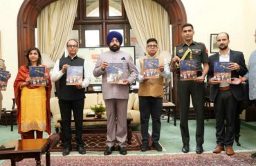 राजभवन उत्तराखण्ड की पत्रिका ‘‘देवभूमि संवाद’’ का विमोचन करते हुए राज्यपाल।