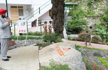 नैनीताल स्थित अलौकिक शक्ति एवं आध्यात्मिक ऊर्जा के परम केंद्र श्री कैंची धाम में बाबा नीम करौरी महाराज के दर्शन करते हुए राज्यपाल एवं प्रथम महिला श्रीमती गुरमीत कौर।