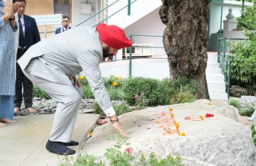नैनीताल स्थित अलौकिक शक्ति एवं आध्यात्मिक ऊर्जा के परम केंद्र श्री कैंची धाम में बाबा नीम करौरी महाराज के दर्शन करते हुए राज्यपाल एवं प्रथम महिला श्रीमती गुरमीत कौर।
