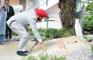 नैनीताल स्थित अलौकिक शक्ति एवं आध्यात्मिक ऊर्जा के परम केंद्र श्री कैंची धाम में बाबा नीम करौरी महाराज के दर्शन करते हुए राज्यपाल एवं प्रथम महिला श्रीमती गुरमीत कौर।