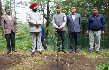 विश्व पर्यावरण दिवस 2025 के अवसर पर राजभवन नैनीताल परिसर में पौधारोपण करते हुए राज्यपाल।