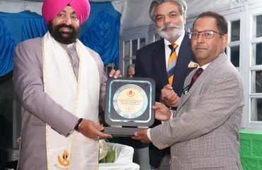 शेरवुड कॉलेज, नैनीताल में दशकों से अनवरत सेवाएं देने वाले शिक्षकों को सम्मानित करते हुए राज्यपाल।
