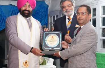 शेरवुड कॉलेज, नैनीताल में दशकों से अनवरत सेवाएं देने वाले शिक्षकों को सम्मानित करते हुए राज्यपाल।
