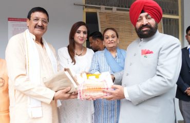 नैनीताल स्थित अलौकिक शक्ति एवं आध्यात्मिक ऊर्जा के परम केंद्र श्री कैंची धाम में राज्यपाल एवं प्रथम महिला श्रीमती गुरमीत कौर।