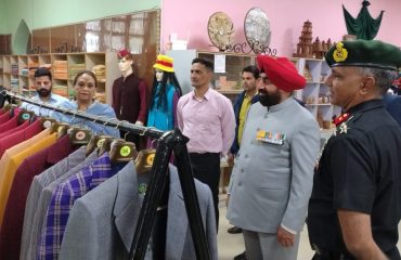 कुमाऊं रेजिमेंटल सेंटर के वूल केंद्र का निरीक्षण करते हुए राज्यपाल।