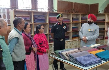 कुमाऊं रेजिमेंटल सेंटर के वूल केंद्र का निरीक्षण करते हुए राज्यपाल।