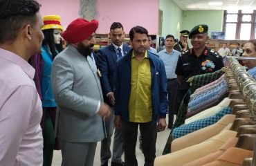 कुमाऊं रेजिमेंटल सेंटर के वूल केंद्र का निरीक्षण करते हुए राज्यपाल।