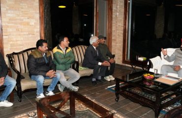 कौसानी प्रवास के दौरान कौसानी होटल एवं रेस्टोरेंट एसोसिएशन के पदाधिकारियों के साथ मुलाकात करते हुए राज्यपाल।