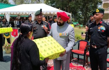 रानीखेत स्थित कुमाऊं रेजिमेंटल सेंटर में वीर नारी को सम्मानित करते हुए राज्यपाल।
