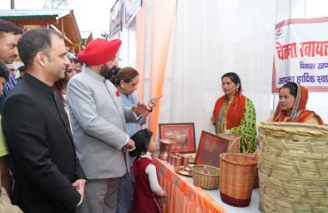 कौसानी में स्वयं सहायता समूहों की महिलाओं द्वारा लगाए गए उत्पादों के स्टॉलों का अवलोकन करते हुए राज्यपाल।