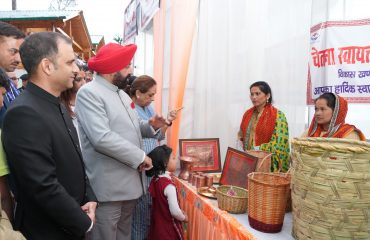 कौसानी में स्वयं सहायता समूहों की महिलाओं द्वारा लगाए गए उत्पादों के स्टॉलों का अवलोकन करते हुए राज्यपाल।