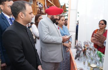 कौसानी में स्वयं सहायता समूहों की महिलाओं द्वारा लगाए गए उत्पादों के स्टॉलों का अवलोकन करते हुए राज्यपाल।