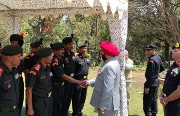 अल्मोड़ा जनपद भ्रमण के दौरान रानीखेत स्थित कुमाऊं रेजिमेंटल सेंटर में सेना के जवानों से मुलाकात करते हुए राज्यपाल।