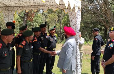अल्मोड़ा जनपद भ्रमण के दौरान रानीखेत स्थित कुमाऊं रेजिमेंटल सेंटर में सेना के जवानों से मुलाकात करते हुए राज्यपाल।