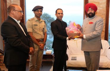 कौसानी स्थित कुमाऊँ मण्डल विकास निगम के अतिथिगृह पहुंचने पर राज्यपाल का स्वागत करते हुए जिलाधिकारी आशीष भटगांई।