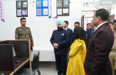 सोबन सिंह जीना विश्वविद्यालय, अल्मोड़ा के कंप्यूटर विज्ञान विभाग की लैब का निरीक्षण करते हुए राज्यपाल।