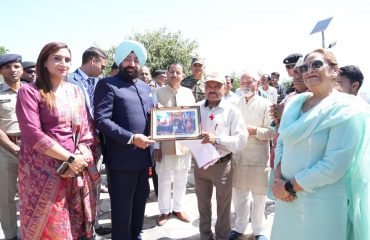 राज्यपाल का स्वागत करते हुए अनाशक्ति आश्रम के पदाधिकारी।