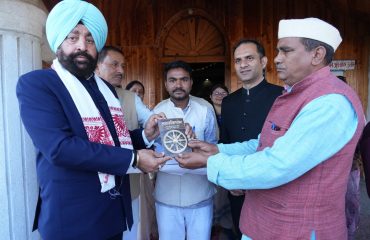 राज्यपाल को ‘‘अनाशक्ति योग’’ पुस्तक भेंट करते हुए अनाशक्ति आश्रम के पदाधिकारी।