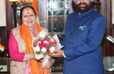 राज्यपाल से शिष्टाचर भेंट करती हुईं विधायक नैनीताल श्रीमती सरिता आर्या।