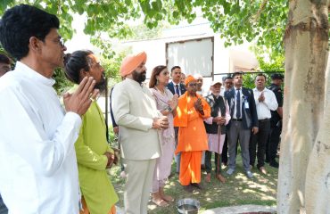 काकड़ीघाट स्थित ऐतिहासिक ज्ञानवृक्ष (पीपल) की पूजा-अर्चना करते हुए राज्यपाल।
