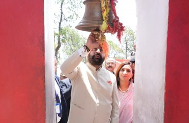 प्रसिद्ध कसार देवी मंदिर, अल्मोड़ा में दर्शन कर पूजा-अर्चना करते हुए राज्यपाल।