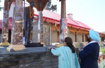 आश्रम में स्थित गांधी जी की स्मृतियों को नमन करते हुए राज्यपाल।
