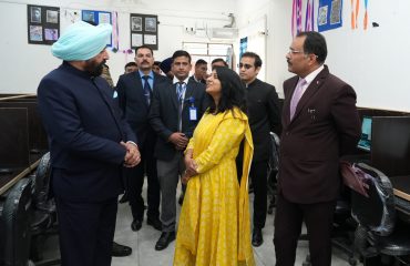 सोबन सिंह जीना विश्वविद्यालय, अल्मोड़ा के कंप्यूटर विज्ञान विभाग की लैब का निरीक्षण करते हुए राज्यपाल।