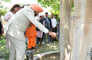 Governor offering Jalabhishek to the historic Gyan Vriksha (Peepal) located at Kakdighat.