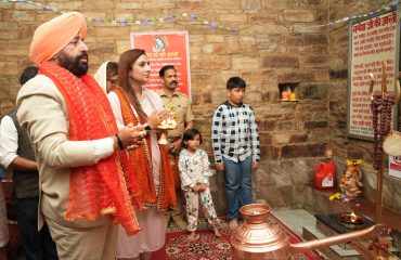 प्रसिद्ध कसार देवी मंदिर, अल्मोड़ा में दर्शन कर पूजा-अर्चना करते हुए राज्यपाल।