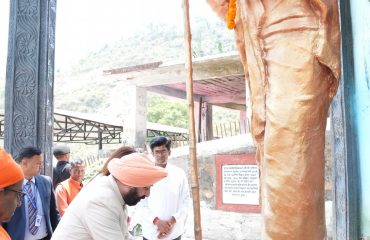 काकड़ीघाट स्थित कर्कटेश्वर मंदिर में स्वामी विवेकानन्द जी प्रतिमा पर पुष्प चड़ाते हुए राज्यपाल।