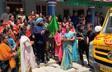 दीदी की रसोई वैन को हरी झंडी दिखाकर रवाना करते हुए राज्यपाल।
