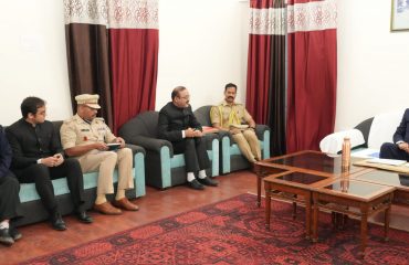 अल्मोड़ा के सर्किट हाउस में जिला प्रशासन के उच्चाधिकारियों के साथ बैठक करते हुए राज्यपाल।