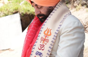 प्रसिद्ध कसार देवी मंदिर परिसर में ध्यान लगाते हुए राज्यपाल।